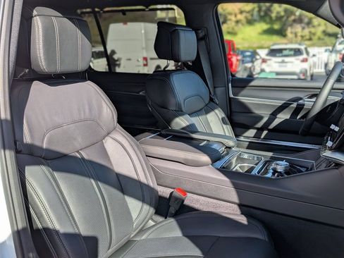 New 2026 Jeep Grand Wagoneer Summit AWD/4WD image 44