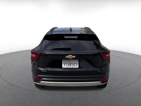 Used 2025 Chevrolet Trax LT FWD image 12