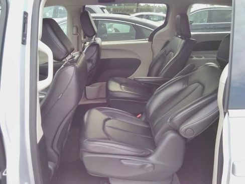 Used 2023 Chrysler Pacifica Touring-L FWD image 4