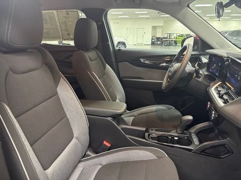 Used 2024 Chevrolet TrailBlazer LT w/ Driver Confidence Package FWD image 9