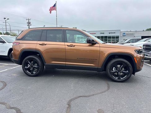 New 2026 Jeep Grand Cherokee Limited w/ Limited Altitude Package AWD/4WD image 2