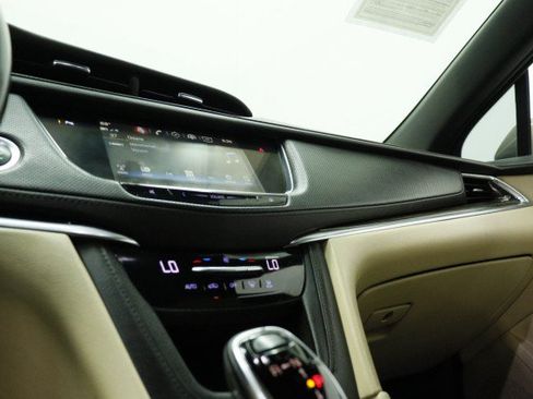 Used 2019 Cadillac XT5 FWD image 16