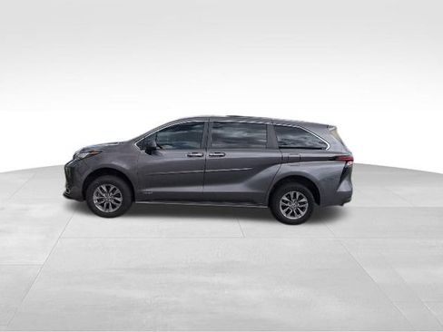 Used 2021 Toyota Sienna XLE AWD/4WD image 4