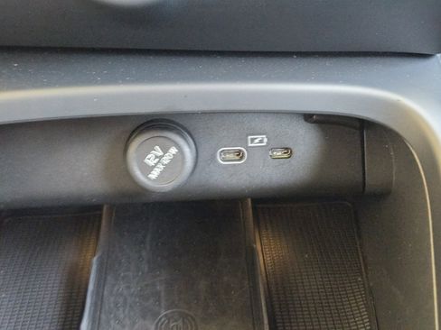 Used 2025 Volvo XC40 B5 Plus image 28