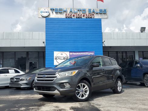 Used 2017 Ford Escape SE image 2