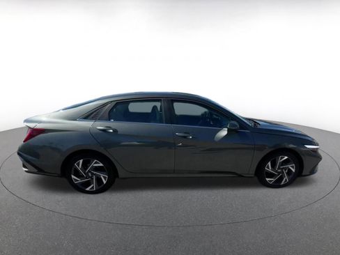 Used 2025 Hyundai Elantra Limited image 16