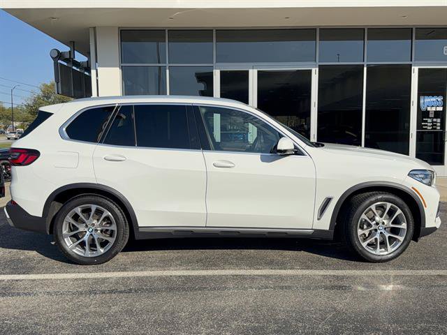 Used 2022 BMW X5 xDrive40i w/ Premium Package AWD/4WD image 2
