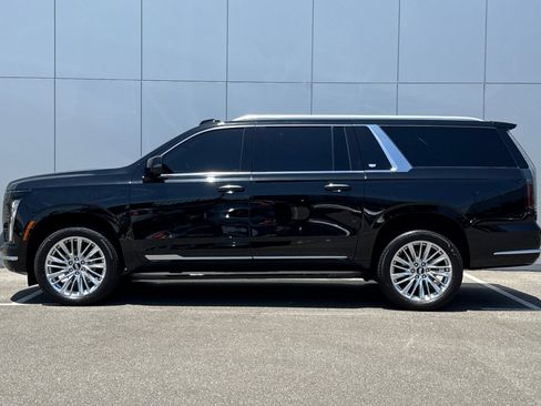 Used 2025 Cadillac Escalade ESV Luxury AWD/4WD image 2