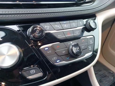 Certified 2024 Chrysler Pacifica Limited image 15