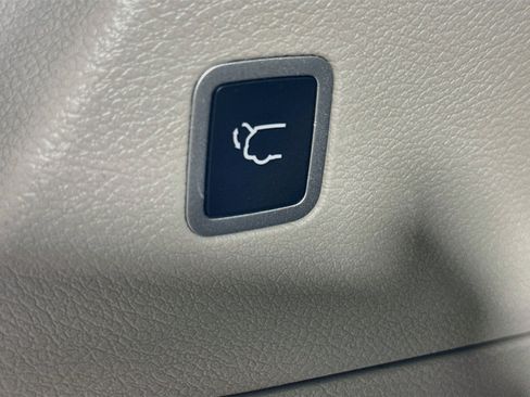 Used 2023 Chrysler Pacifica Touring-L AWD/4WD image 29