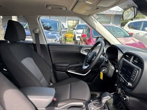 Used 2025 Kia Soul LX w/ LX Technology Package FWD image 12