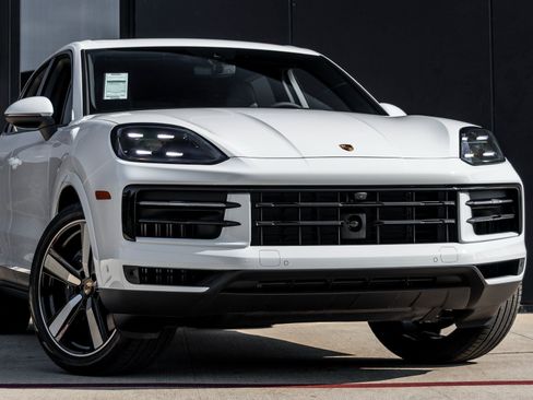 Certified 2025 Porsche Cayenne image 9