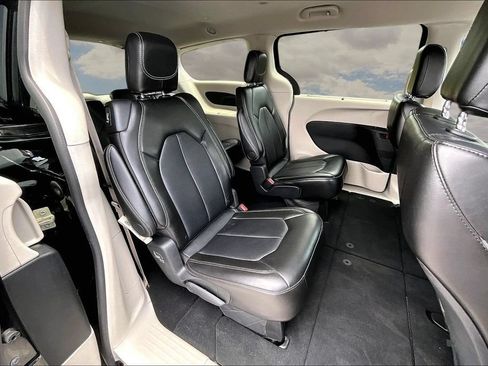 Used 2024 Chrysler Pacifica Touring-L FWD image 25