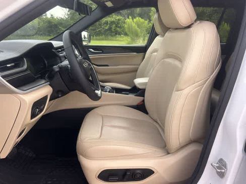 Used 2024 Jeep Grand Cherokee Limited w/ Luxury Tech Group II AWD/4WD image 11