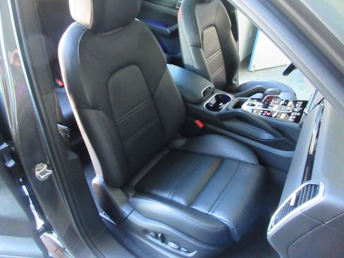 Used 2023 Porsche Cayenne AWD/4WD image 25