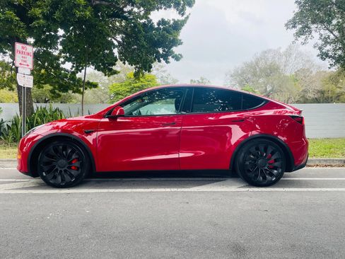 Used 2023 Tesla Model Y Performance image 2