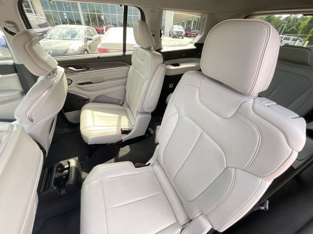 Used 2021 Jeep Grand Cherokee L Overland w/ Luxury Tech Group IV AWD/4WD image 17