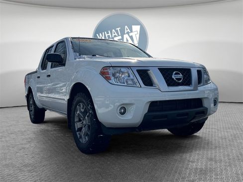 Used 2021 Nissan Frontier SV image 2