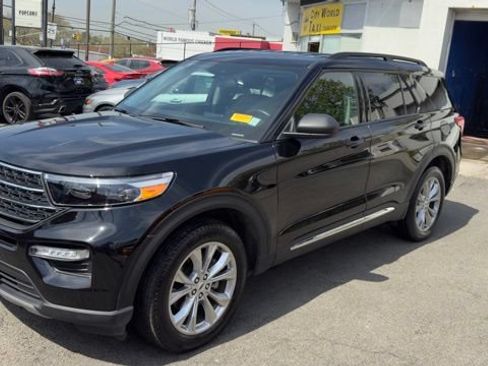 Certified 2023 Ford Explorer XLT w/ Equipment Group 202A AWD/4WD image 1