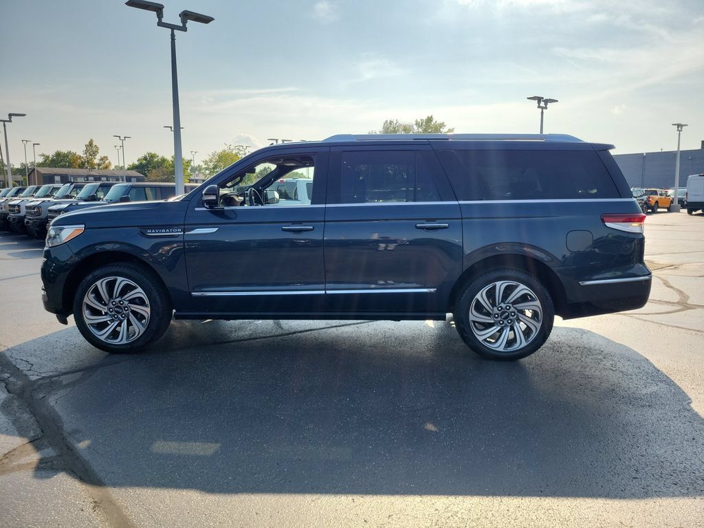 Certified 2022 Lincoln Navigator L Reserve AWD/4WD image 7