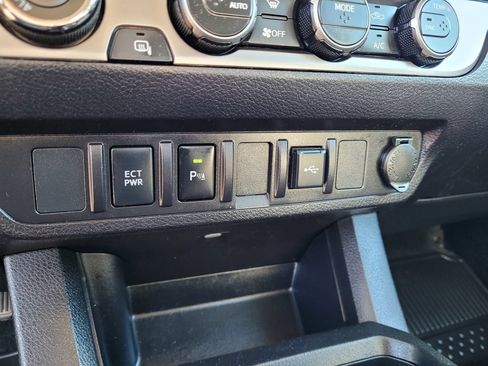 Used 2023 Toyota Tacoma SR5 AWD/4WD image 17
