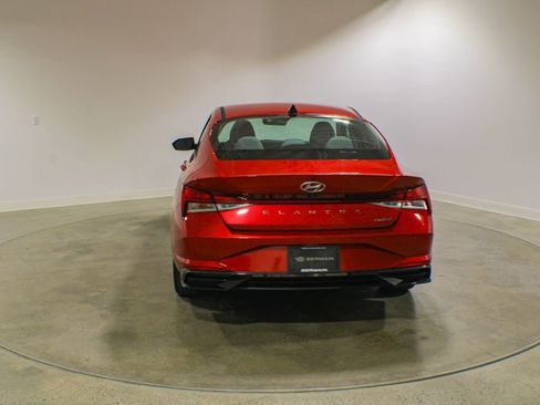 Used 2021 Hyundai Elantra Limited w/ Cargo Package FWD image 4