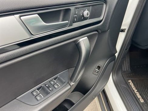 Used 2016 Volkswagen Touareg Sport image 32