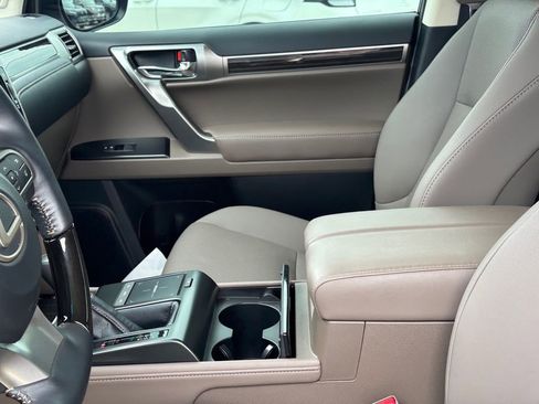 Used 2023 Lexus GX 460 Premium w/ Premium Package AWD/4WD image 9