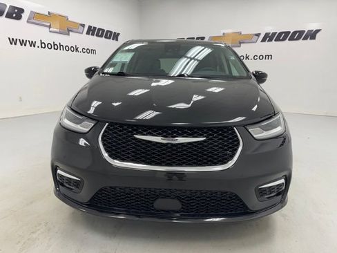 Used 2024 Chrysler Pacifica Touring-L FWD image 2