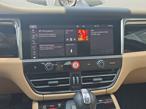 Certified 2025 Porsche Macan AWD/4WD image 11