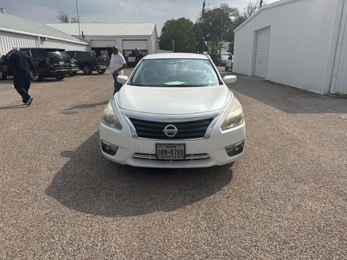 Used 2015 Nissan Altima 2.5 SV image 2