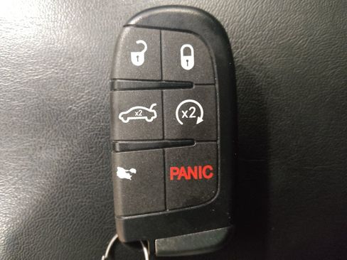 Used 2019 Jeep Cherokee Latitude Plus w/ Comfort/Convenience Group FWD image 32