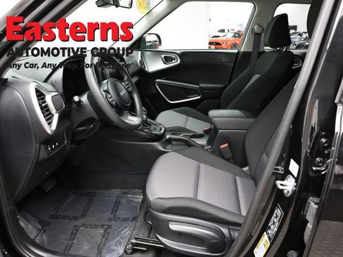 Used 2025 Kia Soul LX w/ LX Technology Package FWD image 14