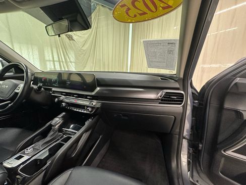 Used 2025 Kia Telluride S FWD image 17