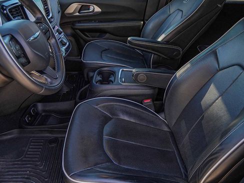 Used 2020 Chrysler Pacifica Limited w/ S Appearance Package image 10