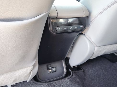 Used 2020 Toyota Highlander XLE image 37