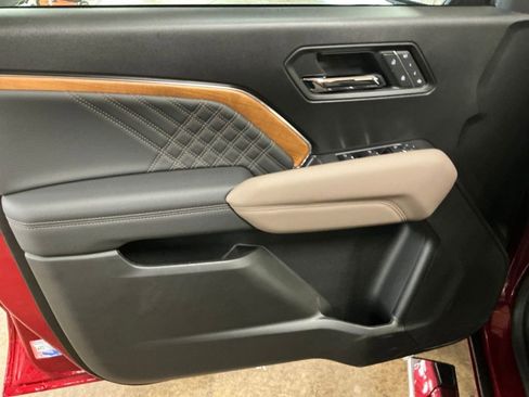 Certified 2025 GMC Canyon Denali image 15