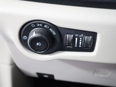 Used 2023 Chrysler Pacifica Touring-L FWD image 35