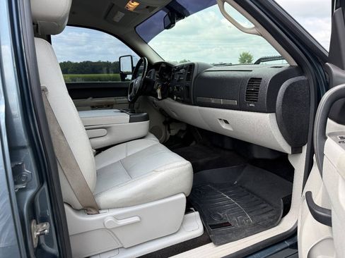 Used 2011 Chevrolet Silverado 2500 LT w/ Interior Plus Package AWD/4WD image 13