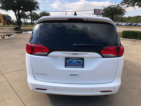 Used 2021 Chrysler Voyager LX image 7