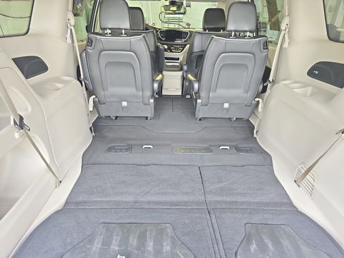 Used 2023 Chrysler Pacifica Limited FWD image 12