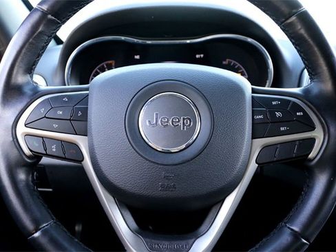 Used 2021 Jeep Grand Cherokee Laredo image 12