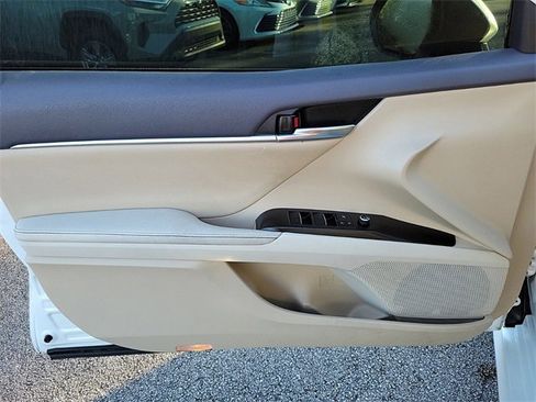 Used 2022 Toyota Camry XLE image 10