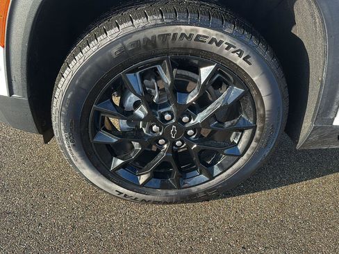 Used 2024 Chevrolet Traverse LT w/ Enhanced Driving Package image 3