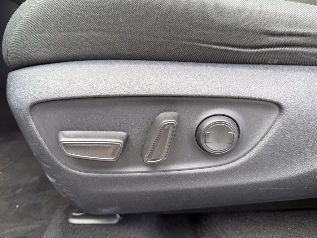 Used 2025 Toyota RAV4 XLE AWD/4WD image 23