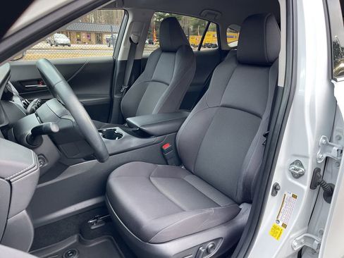 Used 2023 Toyota Venza LE image 18