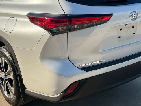 Used 2023 Toyota Highlander XLE FWD image 13