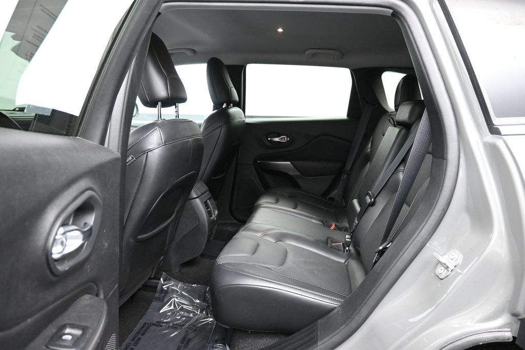 Used 2020 Jeep Cherokee Latitude Lux w/ Quick Order Package 26H Lux AWD/4WD image 26