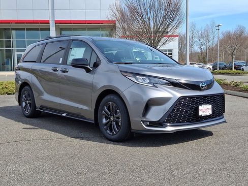 New 2026 Toyota Sienna XSE image 2