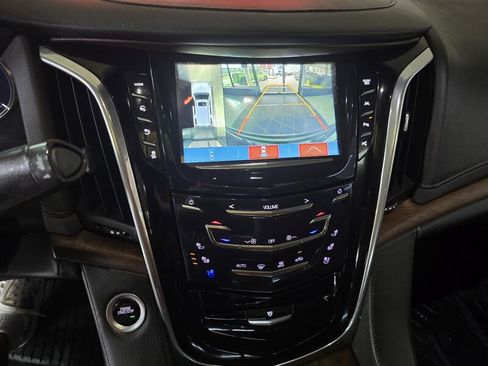 Used 2018 Cadillac Escalade Premium Luxury AWD/4WD image 24